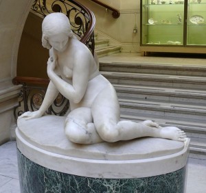 637px-Bristol_museum_statue_female